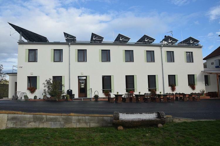 Hotel Jeleni Farma Jecmeniste Vrbovec Exterior foto