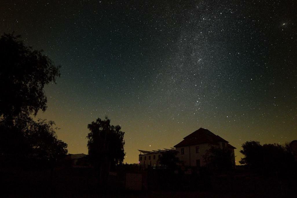 Hotel Jeleni Farma Jecmeniste Vrbovec Exterior foto